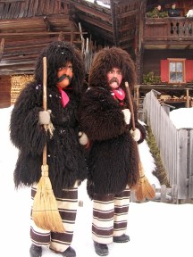 1 Coppia di Rollate del carnevale di Sappada. Fotografia di Linda Armano