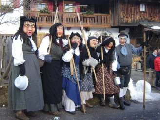 5 Maschere da Contadini del carnevale di Sappada. Fotografia di Linda Armano